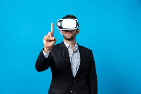 Foto de Gerente de proyecto con gafas de realidad virtual mirando el análisis de datos al analizar y apuntar datos. Hombre de negocios cualificado que usa gafas VR e innovación digital mientras ingresa a metaverse. Desviación. - Imagen libre de derechos