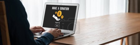 Foto de Plataforma de donación en línea ofrecen sistema de envío de dinero modish para las personas a transferir en Internet - Imagen libre de derechos