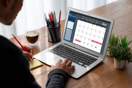 Foto de Calendario en la aplicación de software de computadora para la planificación del horario modish para organizador personal y negocio en línea - Imagen libre de derechos