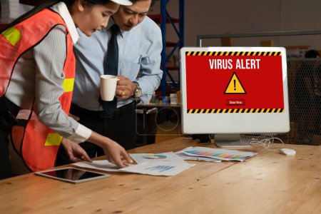 Foto de Alerta de advertencia de virus en la pantalla del ordenador detectado amenaza cibernética modish, hacker, virus informáticos y malware - Imagen libre de derechos