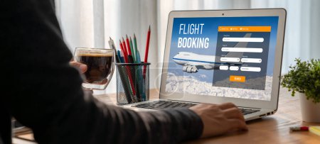 Foto de El sitio web de reservas de vuelos en línea proporciona un sistema de reserva moderno. Concepto de tecnología de viajes . - Imagen libre de derechos