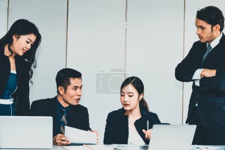 Foto de Gente de negocios en reunión de grupo trabajando en la sala de oficina con colegas. Concepto de trabajo corporativo. BARROS - Imagen libre de derechos