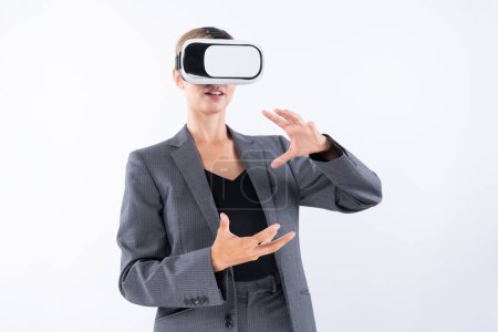 Foto de Mujer de negocios sosteniendo algo mientras usa gafas VR y de pie sobre fondo blanco. El director de proyecto con auriculares entra en el programa mundial de realidad visual mediante el uso de la innovación tecnológica. Artilugio. - Imagen libre de derechos