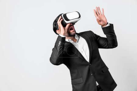 Foto de Primer plano del gerente de proyecto inteligente buscando holograma gráfico financiero de vidrio VR. Hombre de negocios profesional sorprendido al comprobar el plan financiero del mundo de la realidad virtual y metaworld. Desviación. - Imagen libre de derechos