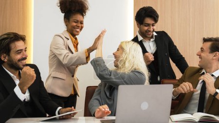 Foto de Diverso grupo de trabajadores de oficina y empleados levantan las manos con una celebración feliz y emocionada por ser un buen trabajo en equipo y la actitud positiva contribuye al éxito empresarial en el lugar de trabajo ornamentado - Imagen libre de derechos