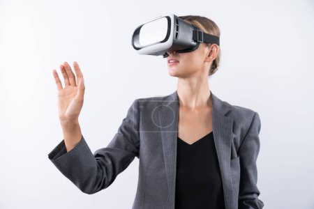Téléchargez les photos : Dirigeante professionnelle touchant au programme ou travaillant en utilisant des lunettes VR. Femme d'affaires compétente pointant vers le système tout en se connectant à metaverse en portant des lunettes de réalité visuelle. Machines et appareils. - en image libre de droit