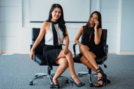 Téléchargez les photos : Deux jeunes femmes d'affaires asiatiques en fonction. Amis d'affaires et concept communautaire. uds - en image libre de droit