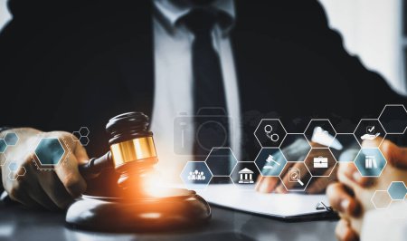 Droit intelligent, des icônes de conseils juridiques et des outils de travail des avocats dans le cabinet d'avocats montrant concept de droit numérique et de la technologie en ligne de la loi et de la réglementation avisée .