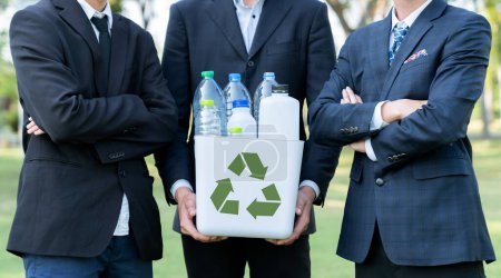 Concepto de día de limpieza, voluntario corporativo con gente de negocios ecológicos limpiando bosques con gestión de residuos para reciclar para un medio ambiente limpio sostenible con reciclaje y principio ESG. Gyre.
