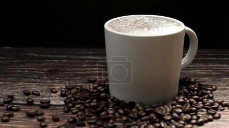 Foto de Máquina de café que llena el café caliente aromático en a la taza con el fondo negro. Café caliente o espresso se vierte en taza de café blanco cayendo en agua hervida con fondo negro separado. Comestible. - Imagen libre de derechos