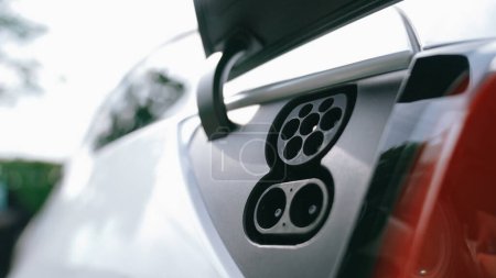 Nahaufnahme EV-Ladeanschluss für Elektroautos zum Aufladen der EV-Autobatterie mit alternativer und nachhaltiger Energie ohne CO2-Emissionen für eine saubere Umwelt. Synchronos