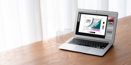 Foto de Software de diseño gráfico para el diseño moderno de la página web y anuncios comerciales que se muestran en la pantalla del ordenador - Imagen libre de derechos