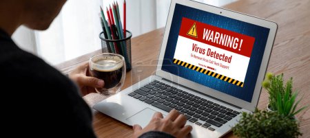 Téléchargez les photos : Alerte de virus sur l'écran de l'ordinateur détecté cybermenace modish, pirate, virus informatique et les logiciels malveillants - en image libre de droit