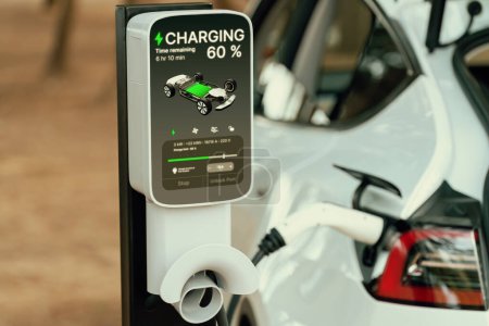 Téléchargez les photos : Batterie de recharge de voiture électrique à la station de charge extérieure EV pour le voyage sur la route ou en voiture, technologie d'énergie alternative et durable pour voiture écologique. Perpétuel - en image libre de droit