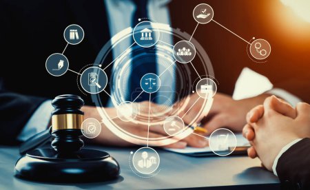 Téléchargez les photos : Droit intelligent, des icônes de conseils juridiques et des outils de travail des avocats dans le cabinet d'avocats montrant concept de droit numérique et de la technologie en ligne de la loi et de la réglementation avisée . - en image libre de droit