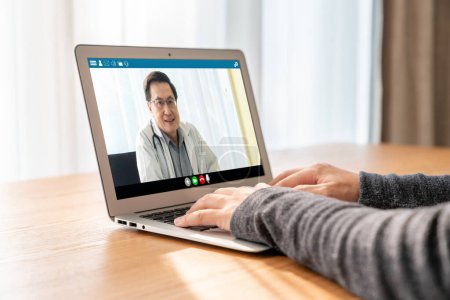 Foto de Videollamada médica en línea mediante una aplicación de software de telemedicina moderna para una reunión virtual con el paciente - Imagen libre de derechos
