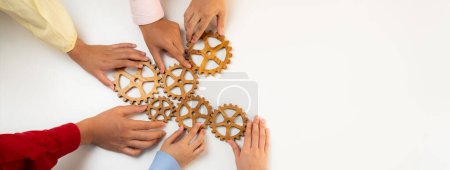 Mitarbeiter von Startup-Unternehmen, die Zahnradgetriebe miteinander verbinden, symbolisieren ein funktionierendes produktives System und Synergien in der Teamarbeit mit jungen Menschen, die ein Unternehmen mit kreativer Zusammenarbeit gründen. Panorama Synergien
