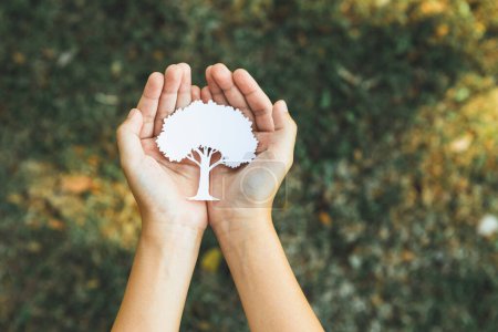 Foto de Niño pequeño sosteniendo un árbol de papel reciclado para promover el estilo de vida ecológico en la reducción, reutilización y reforestación natural y la sostenibilidad ambiental a largo plazo para la generación futura. Gyre. - Imagen libre de derechos