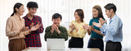 Un retrato del equipo profesional de negocios de Happy aplaude para celebrar el exitoso proyecto empresarial en la moderna sala de reuniones de la oficina. CEO y empleado celebran el éxito de su empresa. Delineación.