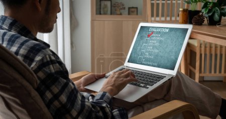 Foto de Satisfacción del cliente y análisis de evaluación en un ordenador de software moderno para la planificación de estrategias de marketing - Imagen libre de derechos