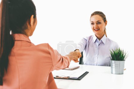 Téléchargez les photos : Deux jeunes femmes d'affaires en réunion à la table du bureau pour la demande d'emploi et l'accord d'affaires. Concept de recrutement et de ressources humaines. uds - en image libre de droit