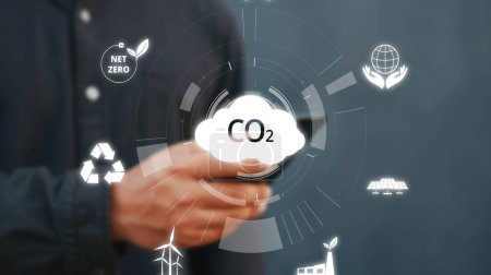Geschäftsmann setzt Initiativen zur Verringerung der CO2-Emissionen um, die auf Nettonull abzielen. Bekenntnis zur Nachhaltigkeit durch Reduzierung von CO2 für einen grüneren Planeten. FaaS