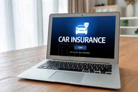 Téléchargez les photos : Site Web en ligne d'assurance automobile sur l'écran d'ordinateur pour assurer vos dommages de voiture confortablement - en image libre de droit