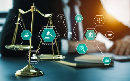 Droit intelligent, des icônes de conseils juridiques et des outils de travail des avocats dans le cabinet d'avocats montrant concept de droit numérique et de la technologie en ligne de la loi et de la réglementation avisée .
