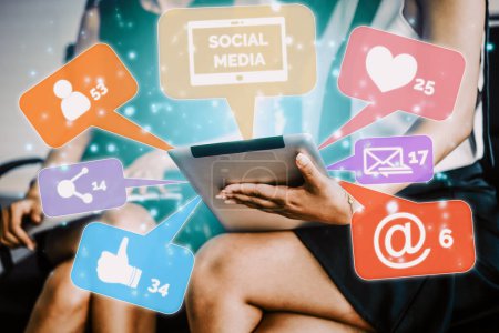 Soziale Medien und Netzwerkkonzept für junge Menschen. Moderne grafische Benutzeroberfläche, die soziale Online-Netzwerke und Medienkanäle zeigt, um die Kundeninteraktion im digitalen Geschäft zu fördern. uds