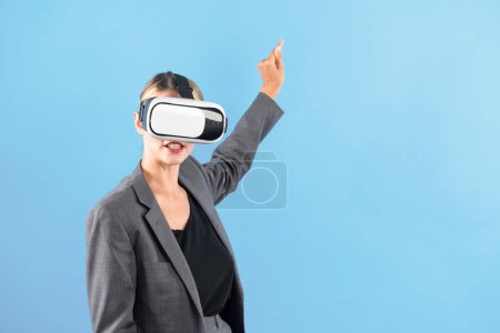 Téléchargez les photos : Femme d'affaires intelligente pointant vers l'idée présente tout en utilisant des lunettes VR. Chef de projet portant un casque visuel tout en se connectant dans metaverse pour accéder aux données financières.Innovation technologique. Machines et appareils. - en image libre de droit